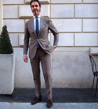 Navy Pocket Square Outfits After 50: Go for a pared down but at the same time casually cool option in a brown suit and a navy pocket square. Switch up your outfit by rocking a pair of dark brown suede tassel loafers. Perfect if you're on the lookout for some amazingly inspiring style for 50-something gents.