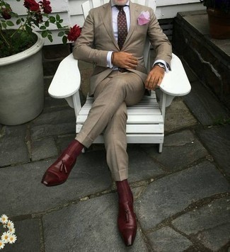 Pink Pocket Square Outfits: If the situation allows a casual look, you can dress in a tan suit and a pink pocket square. And if you wish to effortlessly ramp up this look with a pair of shoes, why not complement this getup with a pair of burgundy leather tassel loafers?