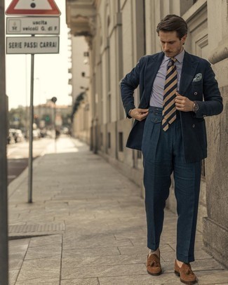 Green Pocket Square Outfits: For a casual outfit, choose a navy suit and a green pocket square — these two items play really well together. Complement your look with a pair of brown suede tassel loafers to completely change up the ensemble.