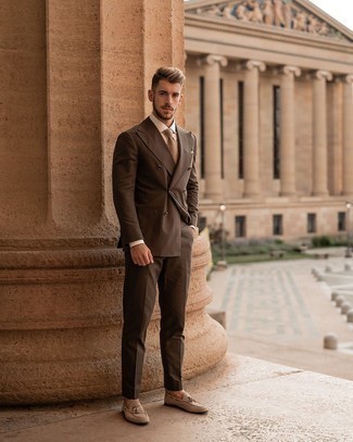 Tan Tie Outfits For Men: You're looking at the irrefutable proof that a brown suit and a tan tie look amazing if you wear them together in a classy look for a modern gent. With footwear, go for something on the relaxed end of the spectrum and finish off your outfit with a pair of beige suede tassel loafers.