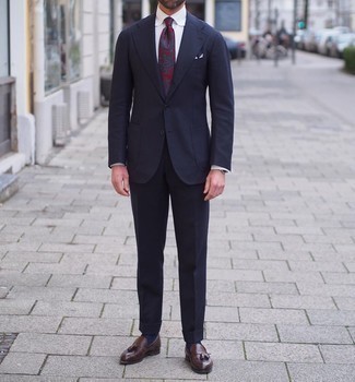 Burgundy Paisley Tie Outfits For Men: A navy suit and a burgundy paisley tie are a sophisticated getup that every smart man should have in his closet. If you want to break out of the mold a little, complement this ensemble with a pair of dark brown leather tassel loafers.