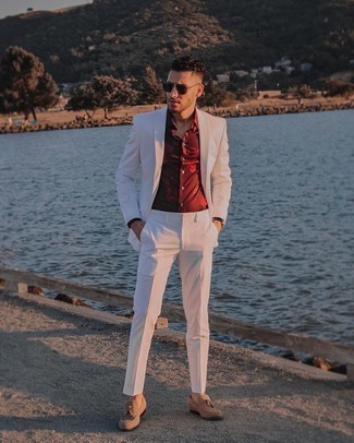 Burgundy Shirt Summer Outfits For Men: Marrying a burgundy shirt and a white suit will allow you to showcase your outfit coordination savvy. Turn up the classiness of this outfit a bit by rocking tan suede tassel loafers. Is there a nicer choice for a blazing hot day?