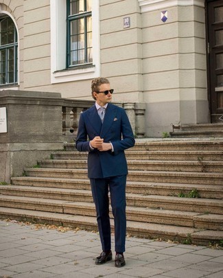 Red Socks Outfits For Men: Why not consider teaming a navy suit with red socks? Both of these items are super practical and will look amazing married together. Make your outfit a bit more refined by finishing with burgundy leather tassel loafers.
