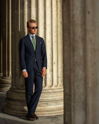 Green Tie Outfits For Men: A navy suit looks so classy when worn with a green tie in a modern man's combination. Get a little creative on the shoe front and tone down this getup by wearing a pair of dark brown leather tassel loafers.