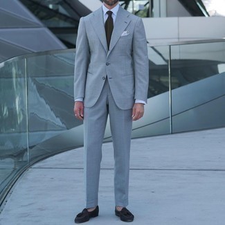 White Pocket Square Warm Weather Outfits: This relaxed casual pairing of a grey suit and a white pocket square is a solid bet when you need to look casually stylish but have no time. Play down the casualness of this outfit by finishing off with a pair of dark brown suede tassel loafers.