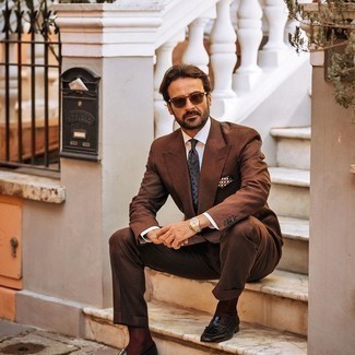 Burgundy Socks Outfits For Men: A brown suit and burgundy socks are true menswear staples if you're figuring out a casual closet that matches up to the highest sartorial standards. Kick up your whole getup by slipping into black leather tassel loafers.