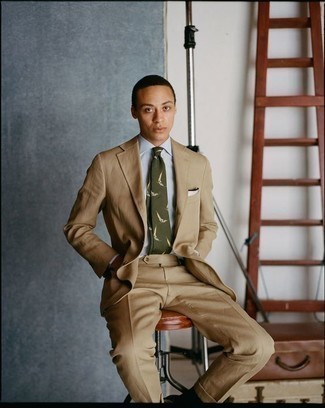 Olive Print Tie Outfits For Men: Choose a tan suit and an olive print tie to look like a complete gentleman.