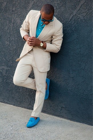 Light Blue Sunglasses Outfits For Men: A beige suit and light blue sunglasses have become a favorite pairing for many style-conscious gents. If in doubt as to the footwear, complete your look with aquamarine suede boat shoes.