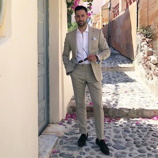 White Print Pocket Square Outfits: A beige suit and a white print pocket square are a combination that every modern gentleman should have in his menswear collection. Demonstrate your elegant side by finishing with black suede tassel loafers.