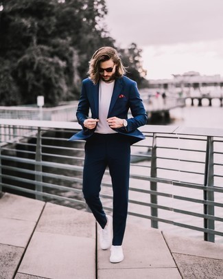 Burgundy Print Pocket Square Outfits: This sharp look is really pared down: a navy suit and a burgundy print pocket square. White canvas low top sneakers tie the ensemble together.