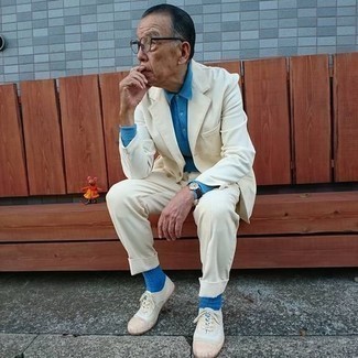 Light Blue Socks Outfits For Men: The mix-and-match capabilities of a beige suit and light blue socks ensure they'll always be on high rotation in your menswear arsenal. Round off with beige canvas low top sneakers for extra fashion points.