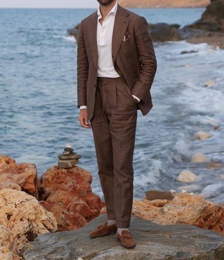 Tan Print Pocket Square Spring Outfits: A pulled together combination of a brown suit and a tan print pocket square will set you apart instantly. You know how to dress it up: brown suede tassel loafers. And if you're in search of a kick-ass look that will take you from winter to spring, this is it.