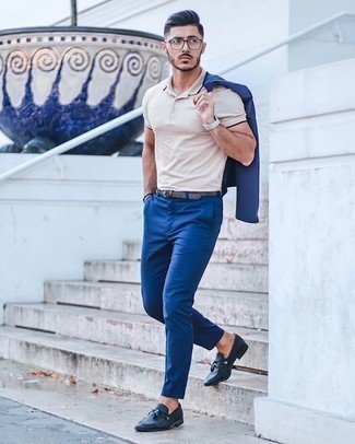 Blue Bracelet Outfits For Men: Marrying a blue suit with a blue bracelet is an on-point option for a laid-back look. Rounding off with navy leather tassel loafers is an effortless way to add a bit of classiness to this ensemble.