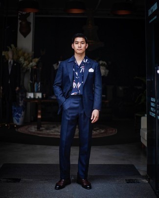 Navy Short Sleeve Shirt Outfits For Men: A navy short sleeve shirt and a navy suit worn together are a sartorial dream for those who love effortlessly neat styles. For something more on the sophisticated end to round off your outfit, complete this getup with a pair of burgundy leather derby shoes.