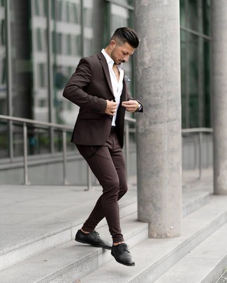 White Short Sleeve Shirt Outfits For Men: Make ladies go weak in the knees in a white short sleeve shirt and a dark brown suit. Clueless about how to finish off your ensemble? Rock a pair of black leather derby shoes to smarten it up.