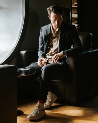 Beige Canvas High Top Sneakers Outfits For Men: A charcoal suit and a tan short sleeve shirt are an elegant ensemble that every smart gentleman should have in his sartorial collection. Kick up your whole ensemble by finishing off with a pair of beige canvas high top sneakers.