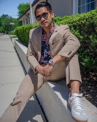 Navy Short Sleeve Shirt Outfits For Men: This combo of a navy short sleeve shirt and a tan suit will cement your skills in menswear styling. If you want to immediately tone down your look with one single item, add a pair of white leather low top sneakers to the equation.
