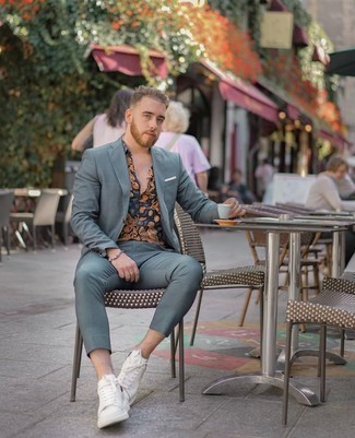 White and Red Leather Low Top Sneakers Outfits For Men: Nail the casually elegant look by opting for a mint suit and a multi colored print short sleeve shirt. Bring a playful feel to your look by finishing with a pair of white and red leather low top sneakers.