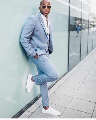 Light Blue Suit Outfits: Make a light blue suit and a white short sleeve shirt your outfit choice for a neat polished menswear style. Get a little creative in the shoe department and dial down your look by wearing white canvas low top sneakers.