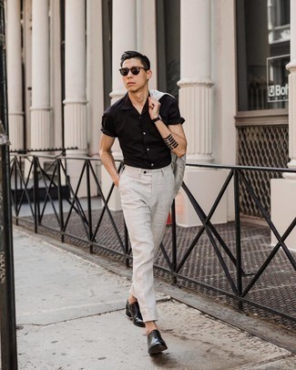 Grey Linen Suit Outfits: Pair a grey linen suit with a black short sleeve shirt to have all eyes on you. Inject a dose of sophistication into your ensemble by slipping into a pair of black leather oxford shoes.