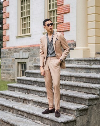 Grey Pocket Square Outfits: This laid-back combo of a tan suit and a grey pocket square is extremely easy to throw together without a second thought, helping you look awesome and ready for anything without spending too much time going through your wardrobe. To introduce a bit of zing to your getup, introduce dark brown suede tassel loafers to your getup.