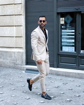 Beige Suit Outfits: For masculine sophistication with a modernized spin, you can wear a beige suit and a navy short sleeve shirt. Complement this ensemble with navy leather tassel loafers to completely shake up the outfit.