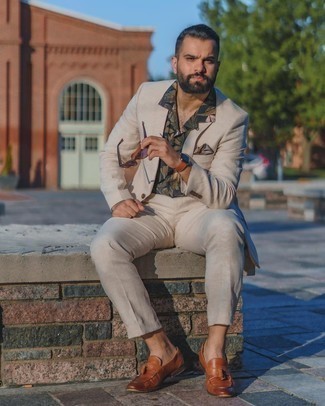 Brown Leather Tassel Loafers Outfits: A smart casual pairing of a beige suit and a black floral short sleeve shirt can maintain its relevance in many different circumstances. A pair of brown leather tassel loafers instantly dials up the wow factor of any outfit.