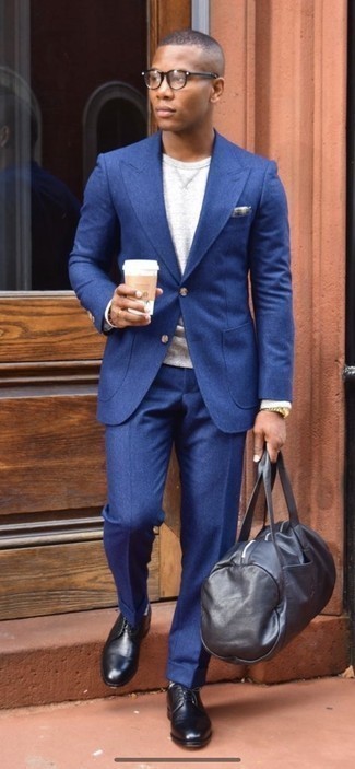 Grey Plaid Pocket Square Outfits: If you like casual combos, why not consider this combo of a navy wool suit and a grey plaid pocket square? Rounding off with black leather derby shoes is a surefire way to add an extra dimension to your outfit.