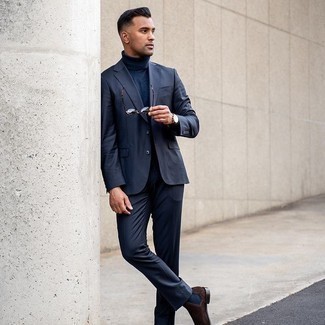 Navy Turtleneck Outfits For Men: A navy turtleneck and a navy suit are a polished combo that every modern man should have in his closet. All you need now is a pair of dark brown suede chelsea boots.