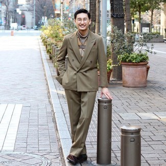 Olive Suit Outfits: This outfit demonstrates it is totally worth investing in such smart menswear items as an olive suit and a grey turtleneck. On the footwear front, this outfit pairs nicely with dark brown suede tassel loafers.