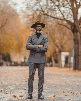 Dark Brown Hat Outfits For Men: You can look amazing without really trying by opting for a grey suit and a dark brown hat. Show off your sophisticated side by rounding off with black leather oxford shoes.