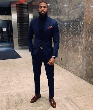 Red Print Pocket Square Outfits: This laid-back pairing of a navy suit and a red print pocket square is a goofproof option when you need to look nice in a flash. Complement this ensemble with a pair of brown leather tassel loafers to effortlessly boost the fashion factor of this outfit.