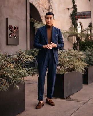 Blue Print Pocket Square Outfits: Extremely dapper and comfortable, this off-duty combination of a navy wool suit and a blue print pocket square brings countless styling opportunities. For a more elegant vibe, why not add a pair of dark brown suede tassel loafers to your getup?