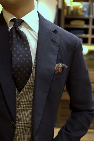 Burgundy Print Pocket Square Fall Outfits: When the setting permits off-duty styling, you can easily wear a navy suit and a burgundy print pocket square. This outfit is a smart idea if you're crafting an easy-to-transition outfit.