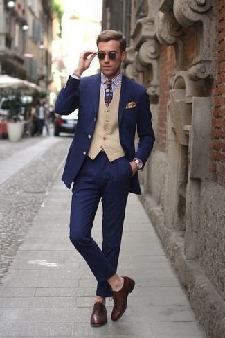 Yellow Print Pocket Square Outfits: A navy suit and a yellow print pocket square? It's easily a wearable outfit that anyone could work on a day-to-day basis. Go ahead and complete your ensemble with dark brown leather oxford shoes for a sense of class.