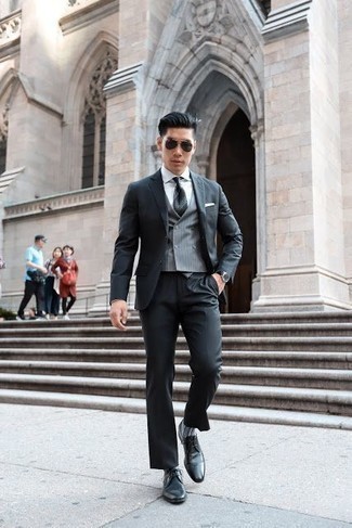 Black and White Horizontal Striped Tie Outfits For Men: We love how this combination of a charcoal suit and a black and white horizontal striped tie immediately makes you look sharp and refined. Go the extra mile and break up your ensemble by rounding off with black leather derby shoes.