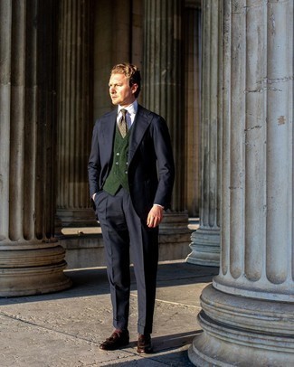 Dark Green Print Tie Outfits For Men: Go all out in a navy suit and a dark green print tie. Take an otherwise sober outfit a sportier path by finishing off with dark brown leather tassel loafers.