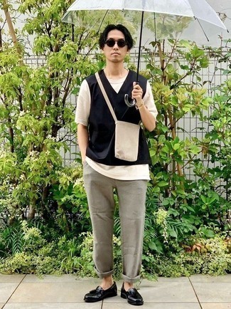 Beige Canvas Messenger Bag Outfits: Opt for comfort by wearing a black sweater vest and a beige canvas messenger bag. To bring a little flair to this getup, complement your look with black leather tassel loafers.