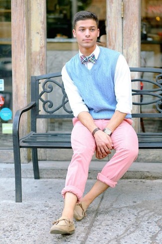 Blue Plaid Bow-tie Outfits For Men: Go for a pared down yet cool and casual option putting together a light blue sweater vest and a blue plaid bow-tie. To add some extra depth to your outfit, complete this outfit with beige suede boat shoes.