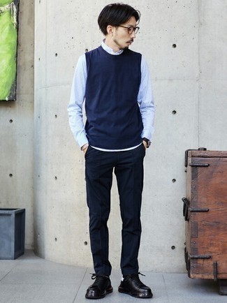 Black and White Leather Low Top Sneakers Outfits For Men: The combo of a navy sweater vest and navy chinos makes for a really put together look. To give this look a more relaxed feel, why not introduce a pair of black and white leather low top sneakers to the equation?