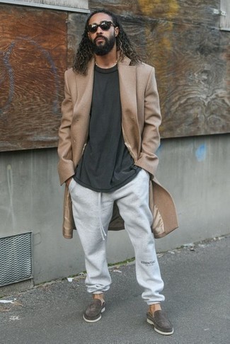 Grey Sweatpants with Overcoat Outfits: 