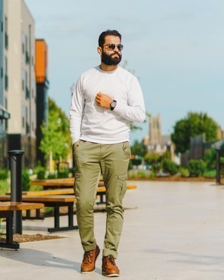 Navy Sunglasses Outfits For Men: This combination of a white sweatshirt and navy sunglasses is stylish and yet it looks laid-back enough and ready for anything. Tobacco leather desert boots will instantly dress up even your most comfortable clothes.