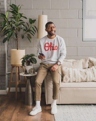 White Sweatshirt Outfits For Men: Why not rock a white sweatshirt with khaki cargo pants? These two pieces are very functional and look awesome teamed together. White canvas low top sneakers tie the look together.