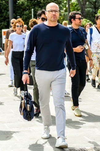 Navy Sweatshirt Outfits For Men: Showcase your skills in men's fashion by teaming a navy sweatshirt and white chinos for a casual outfit. If in doubt about the footwear, complement this outfit with white canvas low top sneakers.
