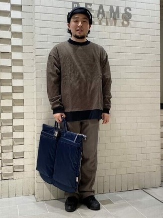 Navy Canvas Tote Bag Outfits For Men: A brown horizontal striped sweatshirt and a navy canvas tote bag are a nice combo to add to your daily routine. To introduce a bit of classiness to this outfit, complete this ensemble with a pair of black leather low top sneakers.