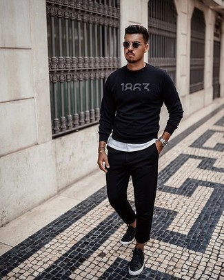Navy and White Print Sweatshirt Outfits For Men: On days when comfort is paramount, this pairing of a navy and white print sweatshirt and black chinos is a winner. Complete your outfit with black leather low top sneakers for maximum fashion points.