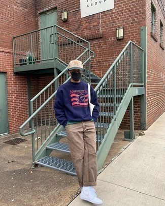 Tan Print Baseball Cap Outfits For Men: A navy print sweatshirt and a tan print baseball cap are the kind of a no-brainer casual outfit that you need when you have no extra time. Complete this getup with a pair of white leather high top sneakers to make the ensemble slightly more refined.