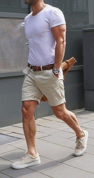 Tan Shorts Outfits For Men: This off-duty combo of a tan sweatshirt and tan shorts is extremely easy to pull together without a second thought, helping you look awesome and ready for anything without spending a ton of time going through your wardrobe. Introduce a pair of beige canvas low top sneakers to the equation and the whole outfit will come together.