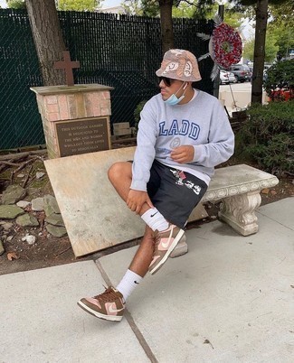 Tan Print Bucket Hat Outfits For Men: A huge thumbs up to this off-duty combination of a grey print sweatshirt and a tan print bucket hat! To give this outfit a more refined feel, why not complete your look with brown leather low top sneakers?