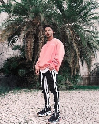 Black and White Sweatpants Outfits For Men: This contemporary pairing of a pink sweatshirt and black and white sweatpants takes on different nuances depending on the way you style it out. Upgrade your outfit with black and white athletic shoes.